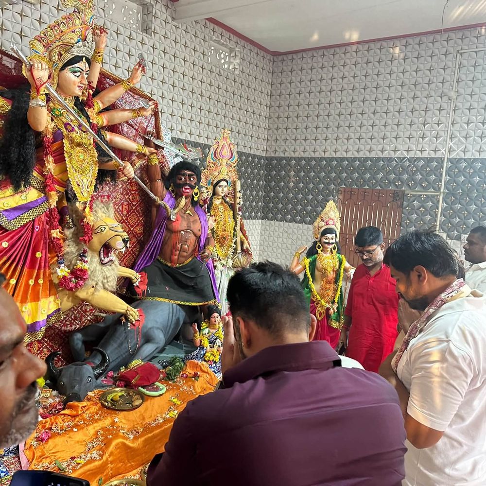 खगड़िया सांसद ने पूजा पंडालों में किए दर्शन:मां दुर्गा से सुख-समृद्धि और विकास की कामना; लोगों की समस्याएं सुनने के बाद समाधान का भरोसा दिया