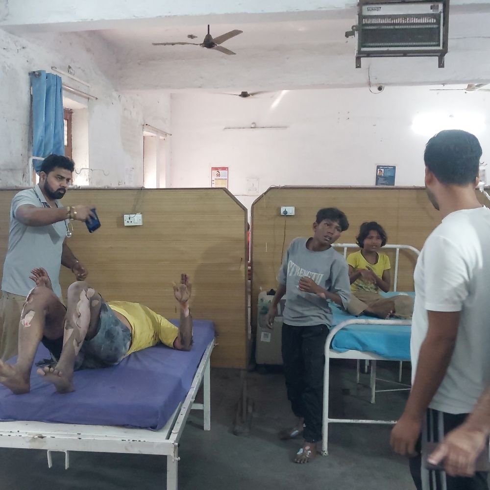 पूरनपुर में खाना बनाते समय गैस सिलेंडर में लगी आग:2 साल की बच्ची की मौत, परिवार के 5 लोग झुलसे; अस्पताल में भर्ती