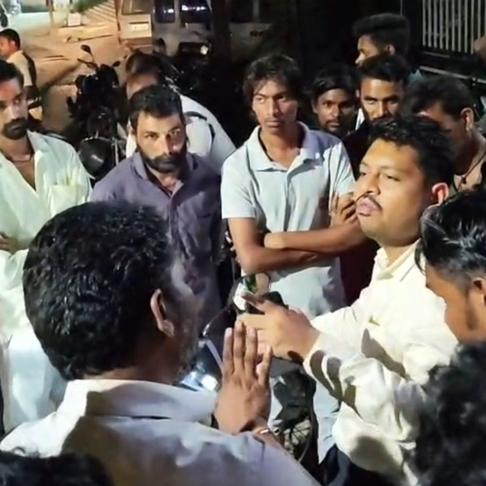 झाबुआ में 180 सफाईकर्मियों की अनिश्चितकालीन हड़ताल:रात में कचरा वाहन निकालने पर विवाद; शहर में जगह-जगह ढेर