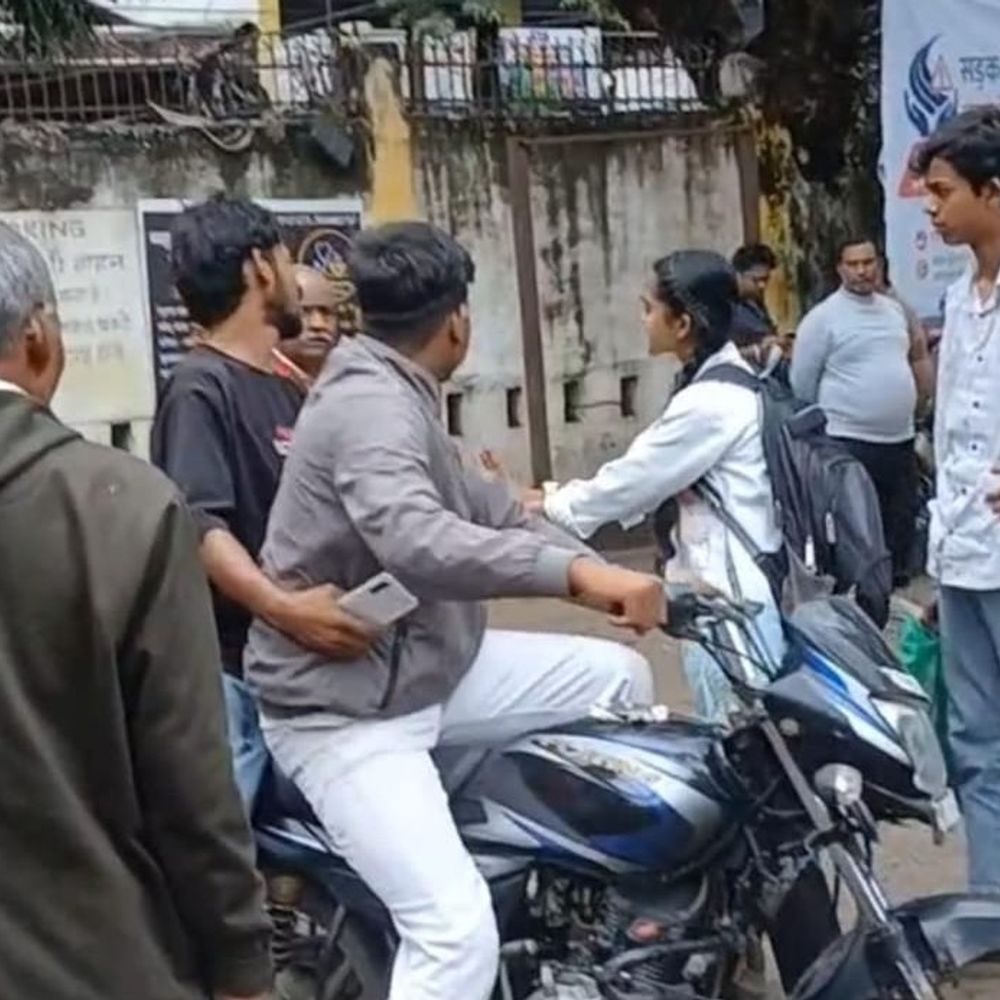 सीवान एसडीओ कार्यालय के गेट पर युवती से छेड़खानी:विरोध के बाद भी नहीं रुके युवक, SDO- नगर थानाध्यक्ष ने घटना की जानकारी से किया इनकार