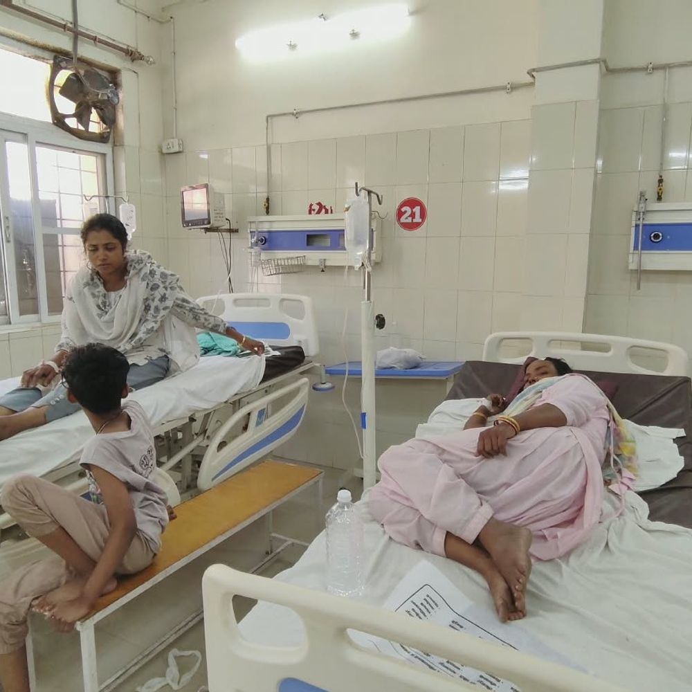 उन्नाव में गंगा एक्सप्रेसवे से नीचे गिरी कार:कोलकाता के 7 लोग घायल, चालक को नींद आने की आशंका