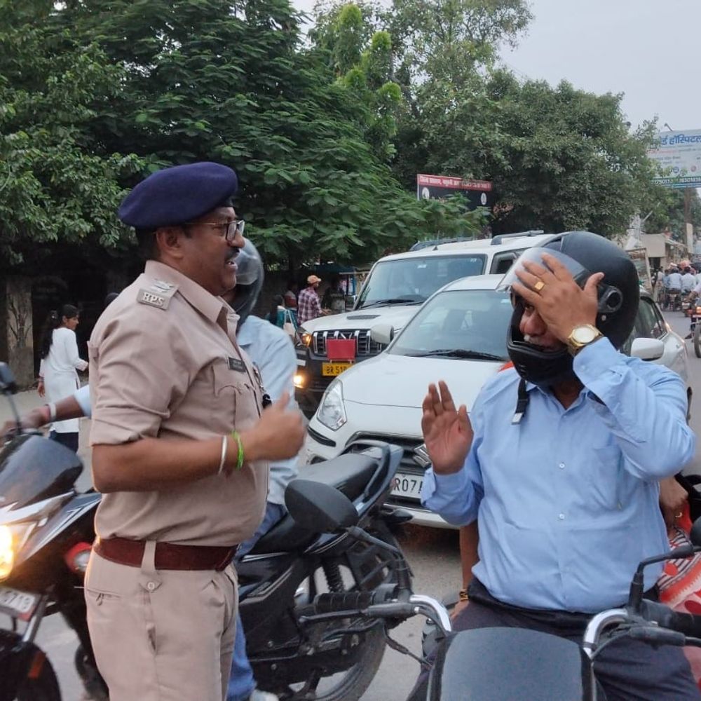 ट्रैफिक डीएसपी ने यातायात नियमों के पालन की शपथ दिलाई:मधुबनी के वाहन चालकों को चेतावनी देकर छोड़ा