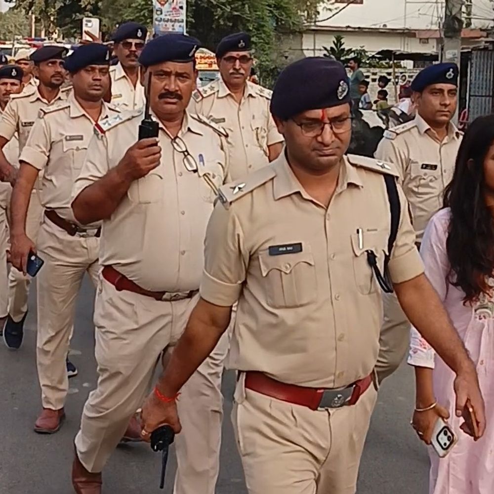 दुर्गा-पूजा पर सुरक्षा को लेकर सड़कों पर उतरी पुलिस:बेतिया में हुड़दंगियों पर होगा एक्शन, पुलिस और प्रशासन ने फ्लैग मार्च किया