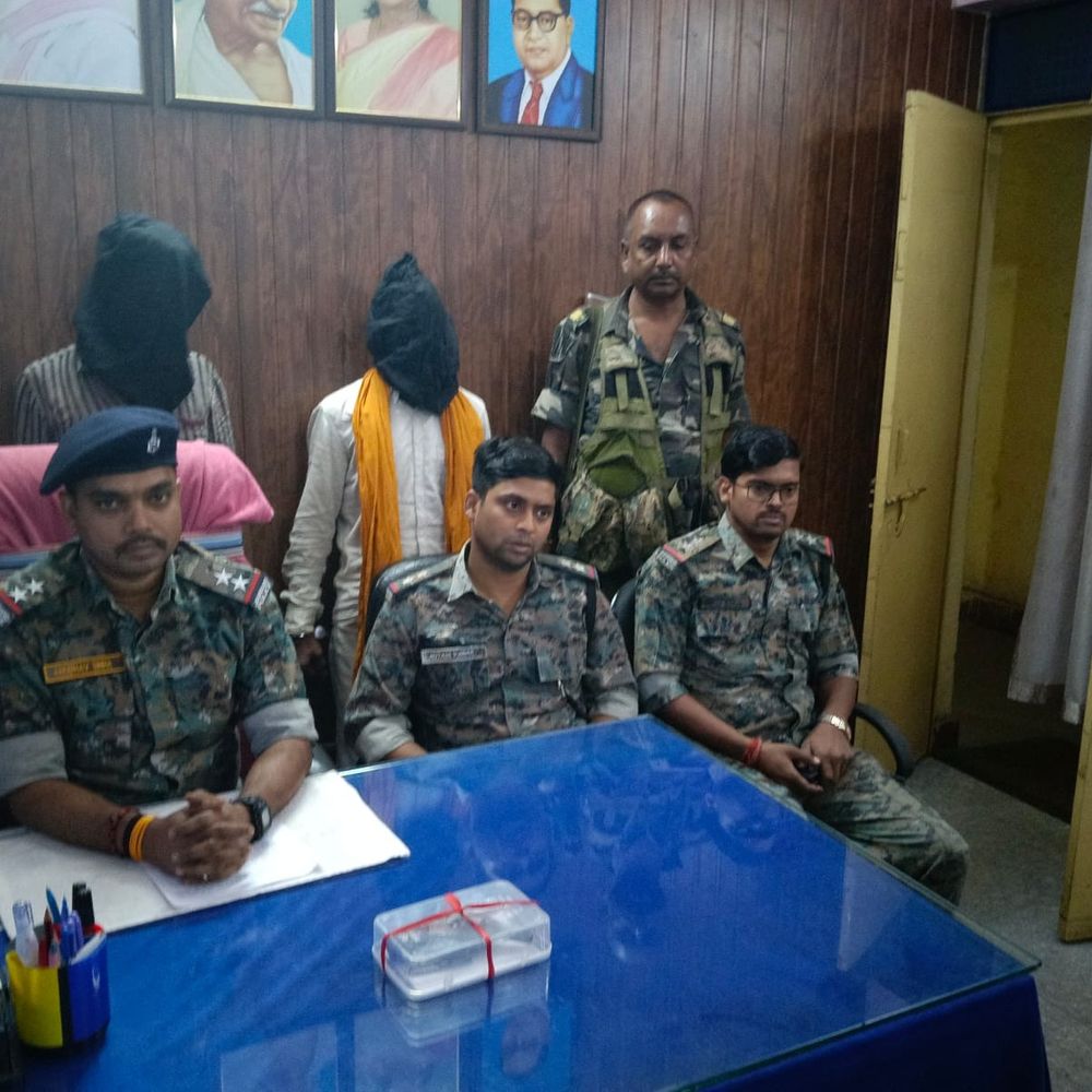 हथियार लहराकर ग्रामीणों को डरा रहे दो युवक गिरफ्तार:देशी सिक्सर और चाकू बरामद, लातेहार पुलिस ने की कार्रवाई