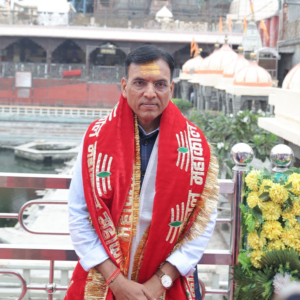 महाकाल दर्शन के लिए पहुंचे केंद्रीय मंत्री मनसुख मांडविया:नंदी हॉल में की पूजा; बोले- यहां आकर धन्य महसूस करता हूं