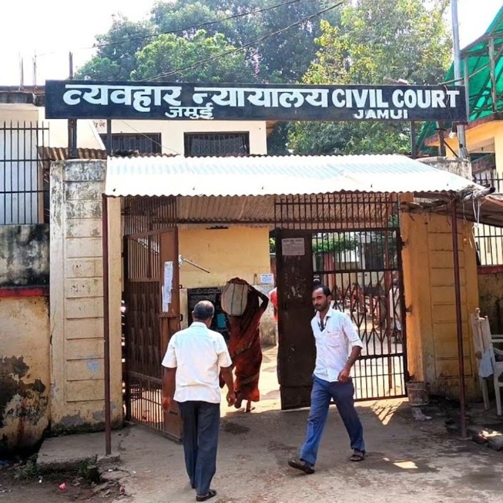 23 साल पुराने दोहरे हत्याकांड में आरोपी ने सरेंडर किया:पुलिस की चेतावनी के बाद महेश यादव ने कोर्ट में किया आत्मसमर्पण