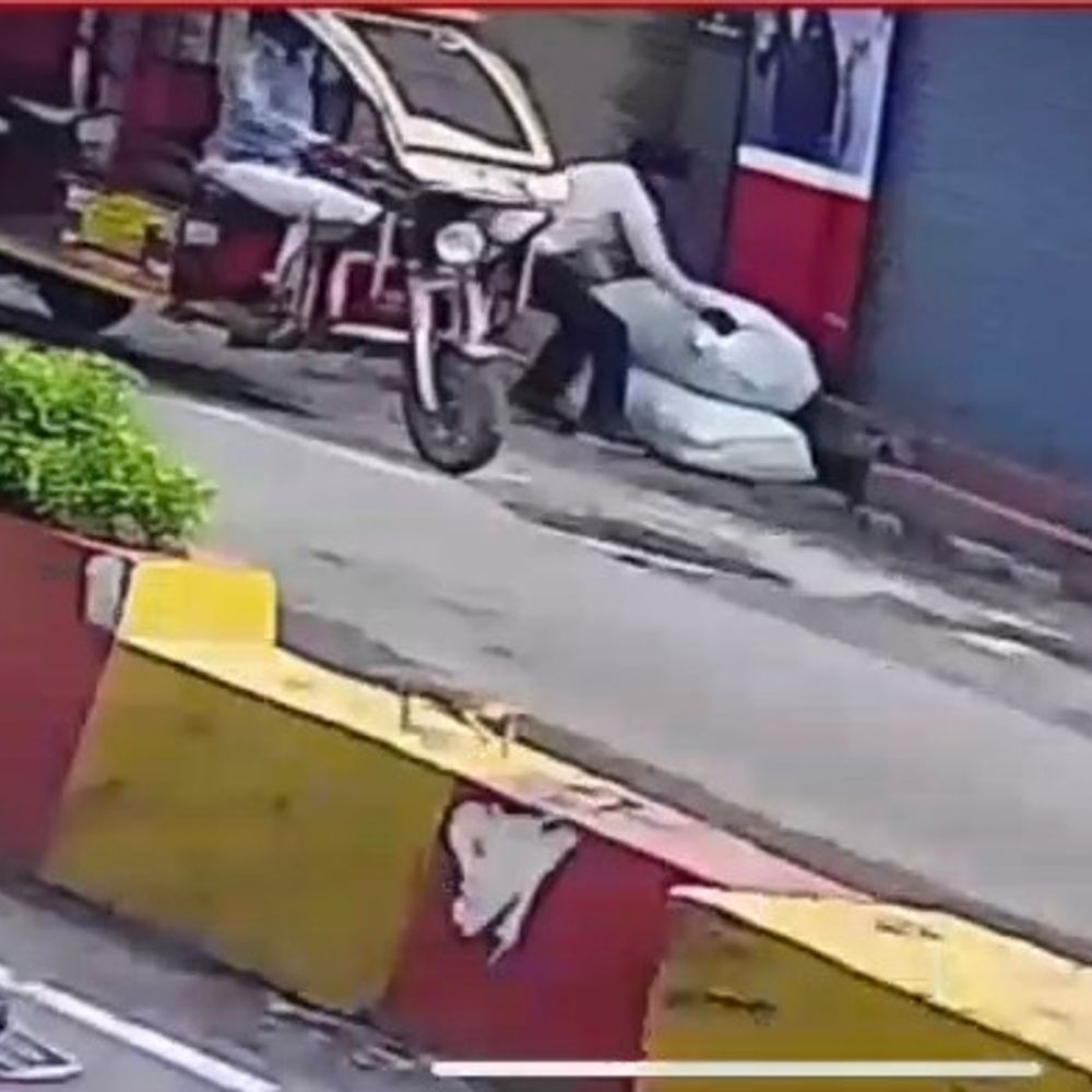 ई-रिक्शा से आए चोर कपड़ों के गट्ठर उठाकर फरार:मुजफ्फरनगर में दुकान के बाहर वारदात, 50 हजार के कपड़े ले गए