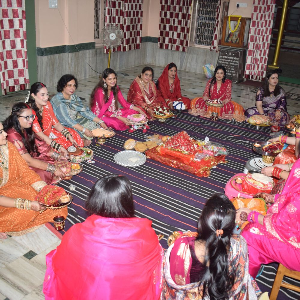 सतना में महिलाओं ने करवाचौथ का व्रत रखा:सोसाइटी और मंदिरों में सामूहिक पूजा हुई, बादलों के कारण चांद नहीं दिखा