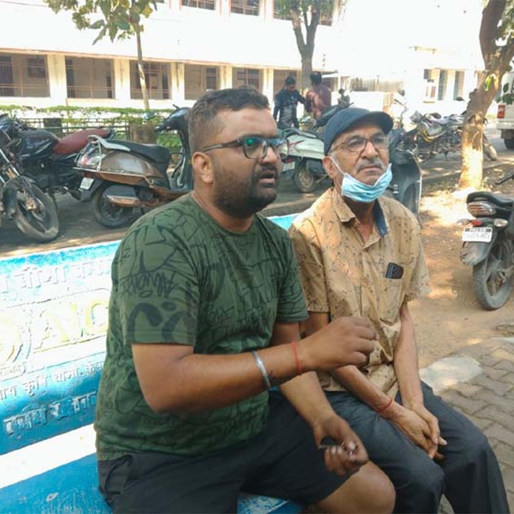 रायगढ़ में कैंसर पीड़ित की जमीन गायब:राजस्व रिकार्ड में भूमि दर्ज पर मौके पर नहीं, सीमांकन कराए जाने की मांग, कलेक्टर को भी आवेदन सौंपा