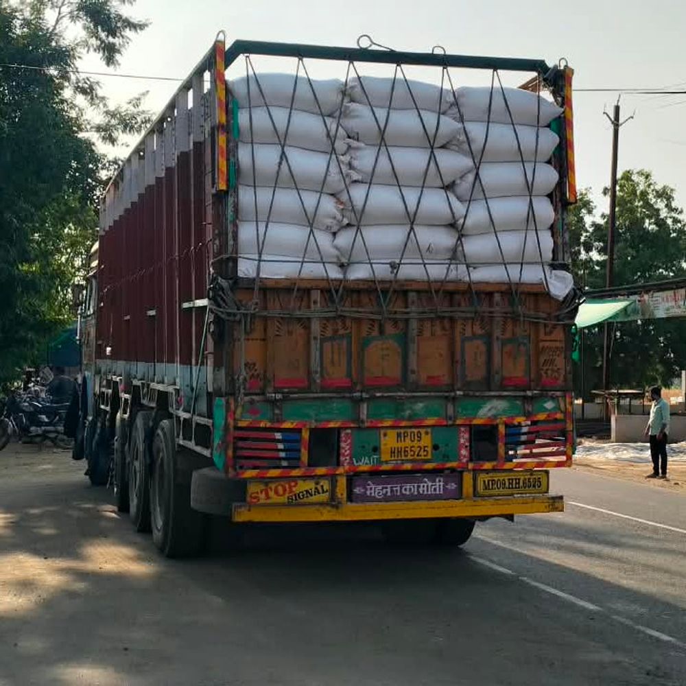 बिना लाइसेंस खरीदी जा रही थी 150 क्विंटल मक्का:बुरहानपुर में मंडी टीम ने पकड़ा, व्यापारी पर 21 हजार रुपए का जुर्माना