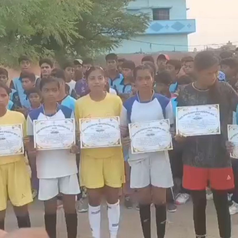 डिविजनल लेवल कॉम्पटीशन के फुटबॉल प्लेयर्स का सम्मान:जहानाबाद की मगध फुटबॉल अकादमी ने जिला प्रशासन के प्रमाण पत्र दिए