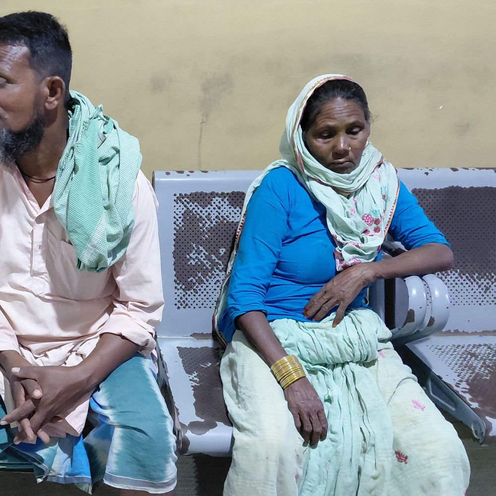खगड़िया में घास लेकर लौट रही पिकअप पलटी:कई लोग घायल, 2 महिलाओं की हालत गंभीर होने पर रेफर