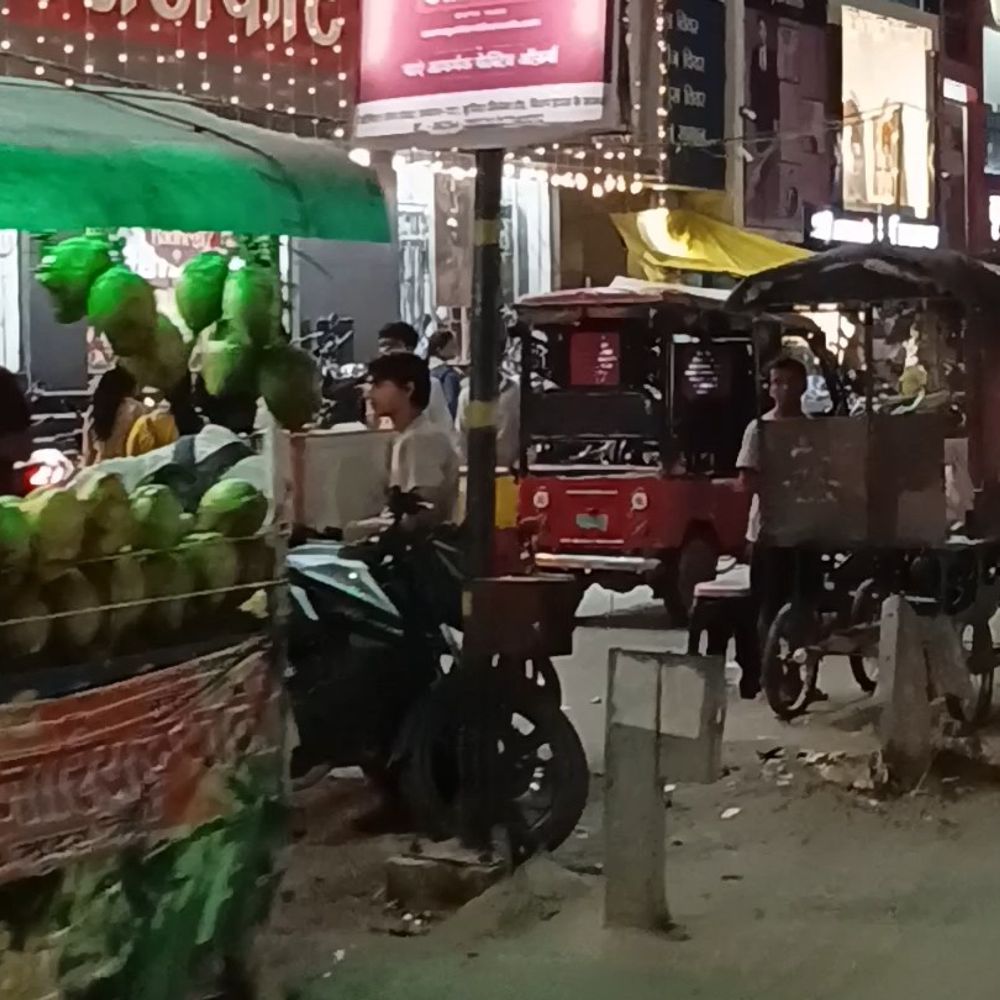 नेशनल हाईवे की सर्विस लेन बनी पार्किंग:मुफस्सिल से मनुआपुल थाने तक गाड़ियां खड़ी, ट्रैफिक पुलिस पर सवाल