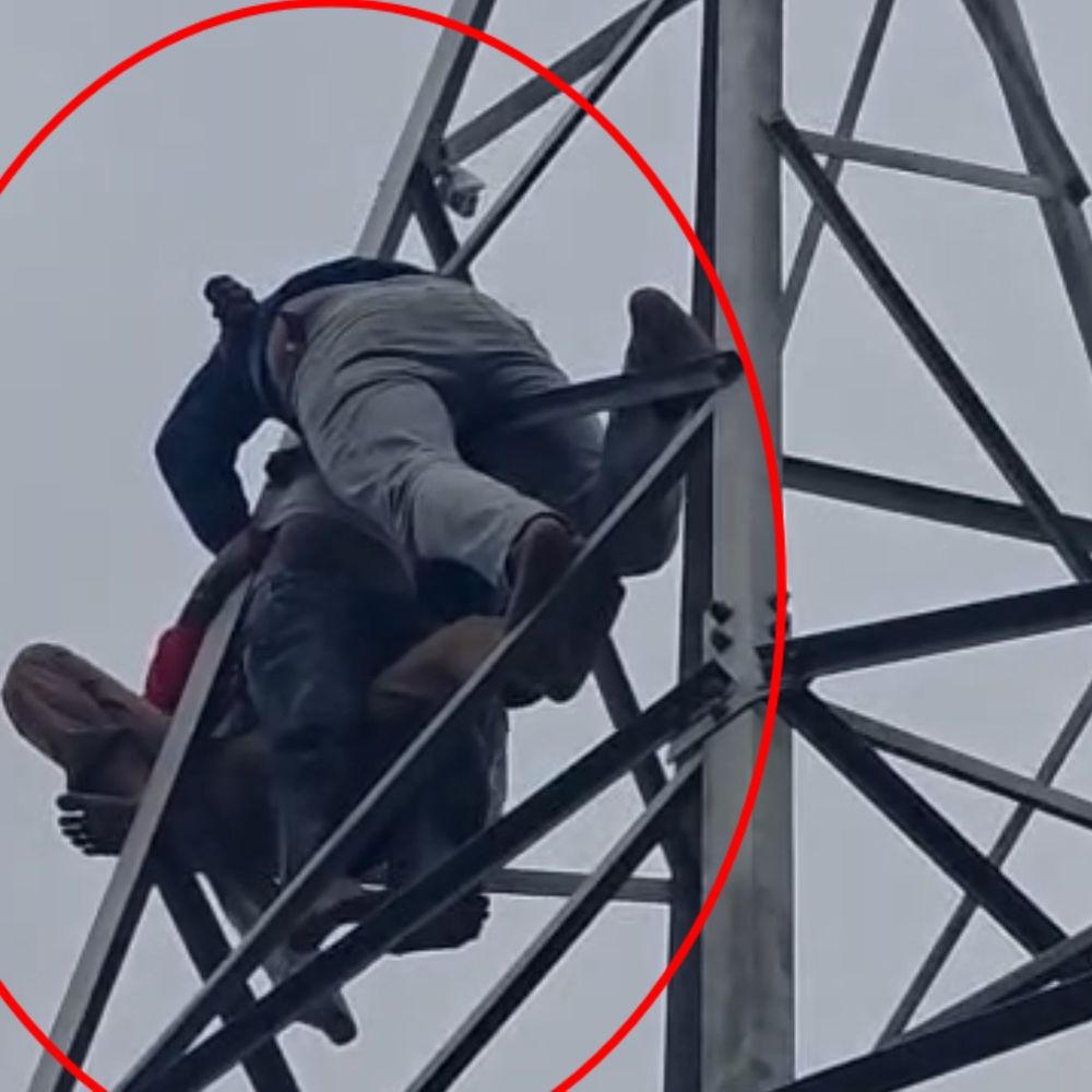 युवक ने हाईटेंशन टावर पर फांसी लगाने की कोशिश की:संभल में डायल 112 पुलिस ने बचाया; लव अफेयर में विवाद के बाद उठाया कदम