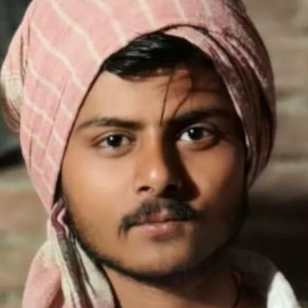 दोस्त घर से बुलाकर ले गए, फल विक्रेता की हत्या:शव पोखर में मिला, चाकू से 8 वार के निशान; 2 दोस्त गिरफ्तार