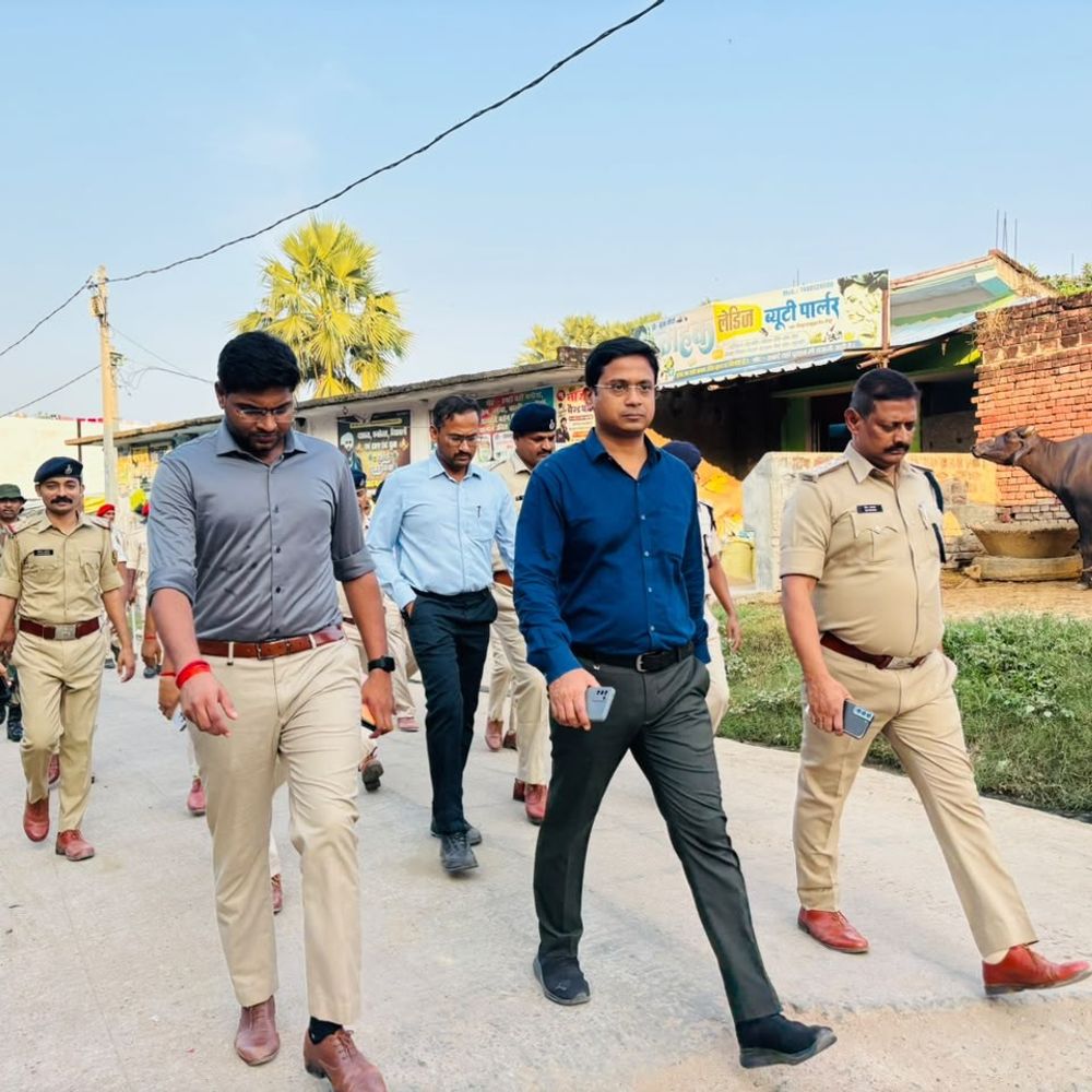 त्योहारों को लेकर हरसू ब्रह्म धाम-हाटा बाजार में फ्लैग मार्च:एसडीओ-एसडीपीओ ने संभाली कमान, पुलिस जवान रहे मौजूद, सोशल मीडिया पर भी नजर