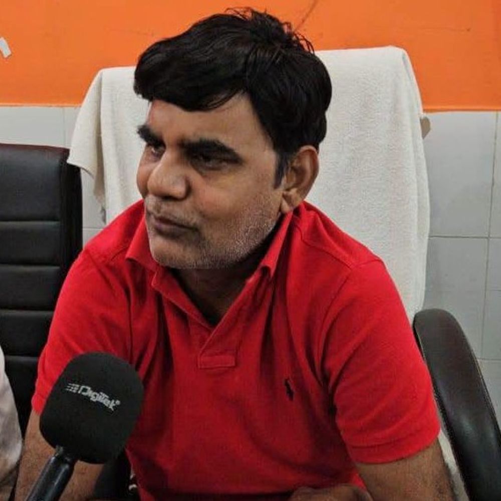 मुख्य पार्षद ने JE से मारपीट कर सरकारी दस्तावेज फाड़े:कटिहार में 8400 रुपए भी छीने, जान से मारने की दी धमकी; कर्मी काम बंद कर धरने पर बैठे