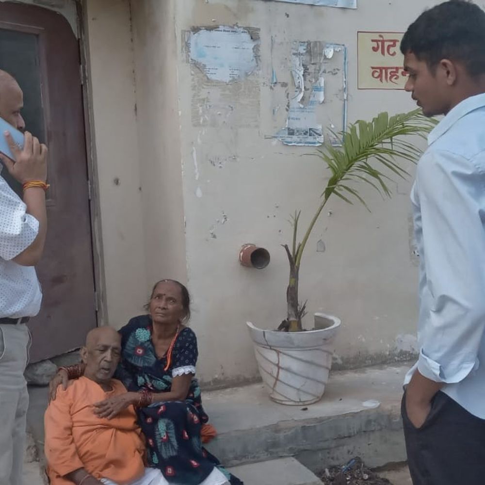 मेडिकल कॉलेज के गेट पर गिरकर बुजुर्ग की मौत:देवरिया में इलाज के लिए पत्नी के साथ आए थे, सीएमएस ने जांच के बाद मृत घोषित किया