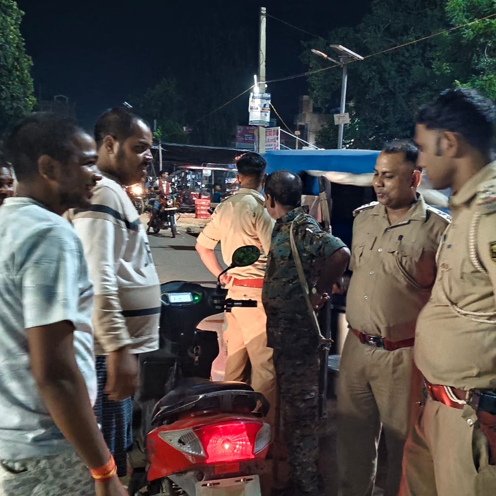 धरहरा में दुर्गा पूजा से पहले सघन वाहन जांच अभियान:सुरक्षा व्यवस्था कड़ी की गई, असामाजिक तत्वों पर रहेगी नजर