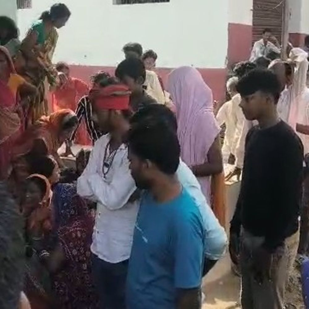 सीतामढ़ी में युवक की संदिग्ध परिस्थिति में मौत:परिजन ने दोस्तों पर गला दबाकर हत्या का लगाया आरोप, बचाने गई पत्नी से भी मारपीट