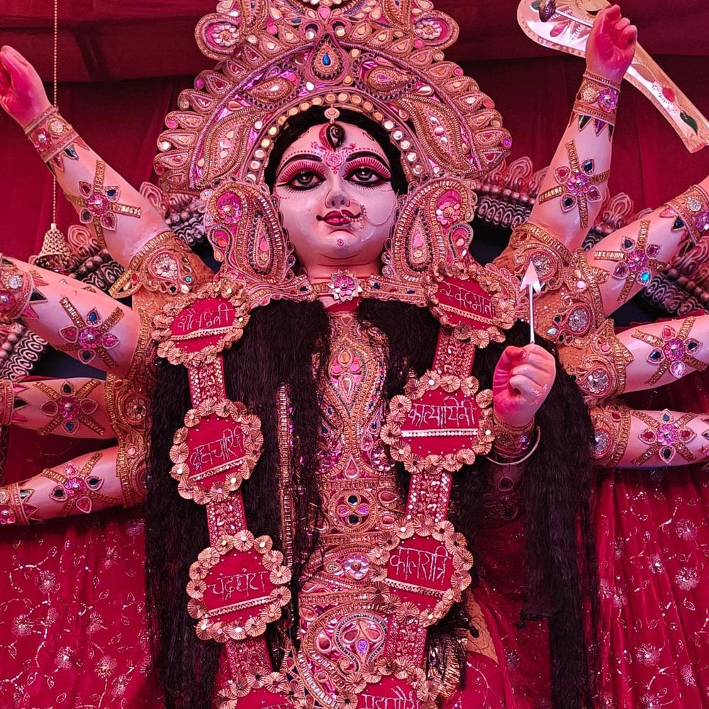 घुघली में R.D. क्लब ने बनाया भव्य दुर्गा पूजा पंडाल:पावन गुफा देखने उमड़ रहे श्रद्धालु, 1985 से जारी है मां दुर्गा की आराधना