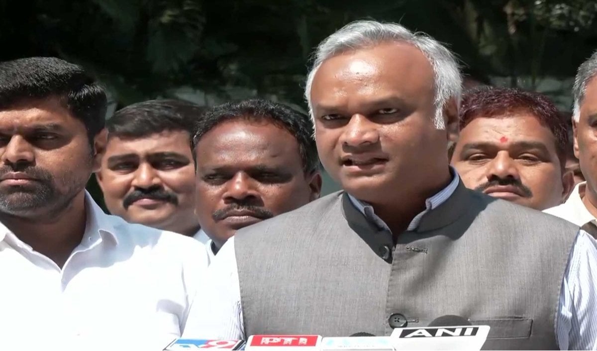 Priyank Kharge का BJP पर बड़ा हमला, पूछा ECI और CEO के प्रवक्ता बनकर क्यों बोल रहे