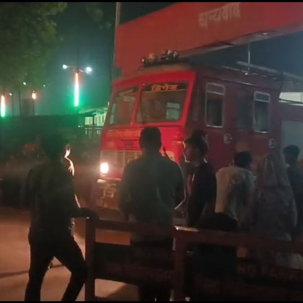 उमरिया जिला अस्पताल के कंट्रोल पैनल में लगी आग:मरीजों को वार्ड से बाहर निकाला; धुआं पूरे परिसर में फैला, फायर ब्रिगेड ने पाया काबू