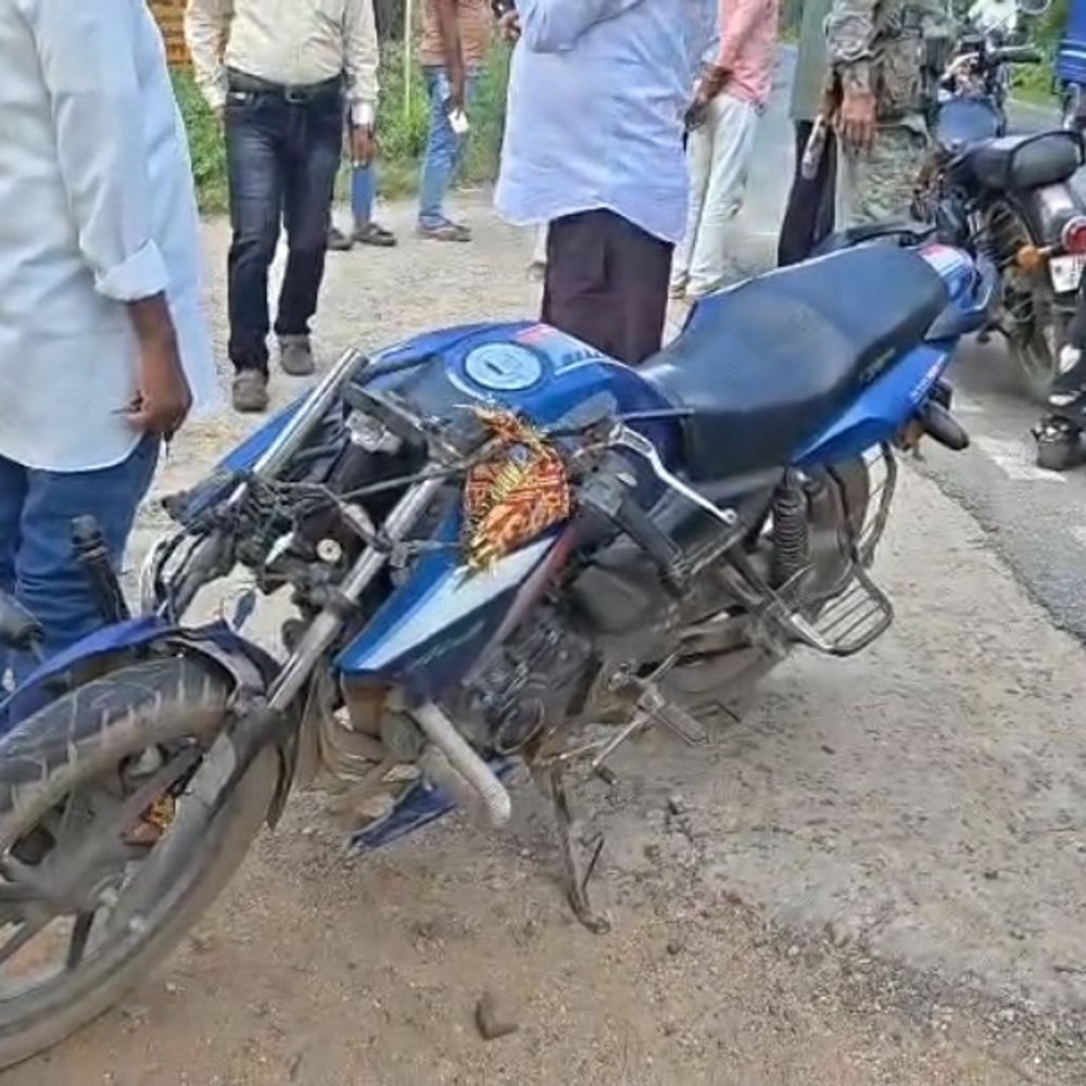 अज्ञात वाहन की टक्कर से बाइक सवार युवक की मौत:पलामू के बसौरा के पास हादसा, कपड़े खरीदने तीन दोस्तों के साथ जा रहा था लेस्लीगंज