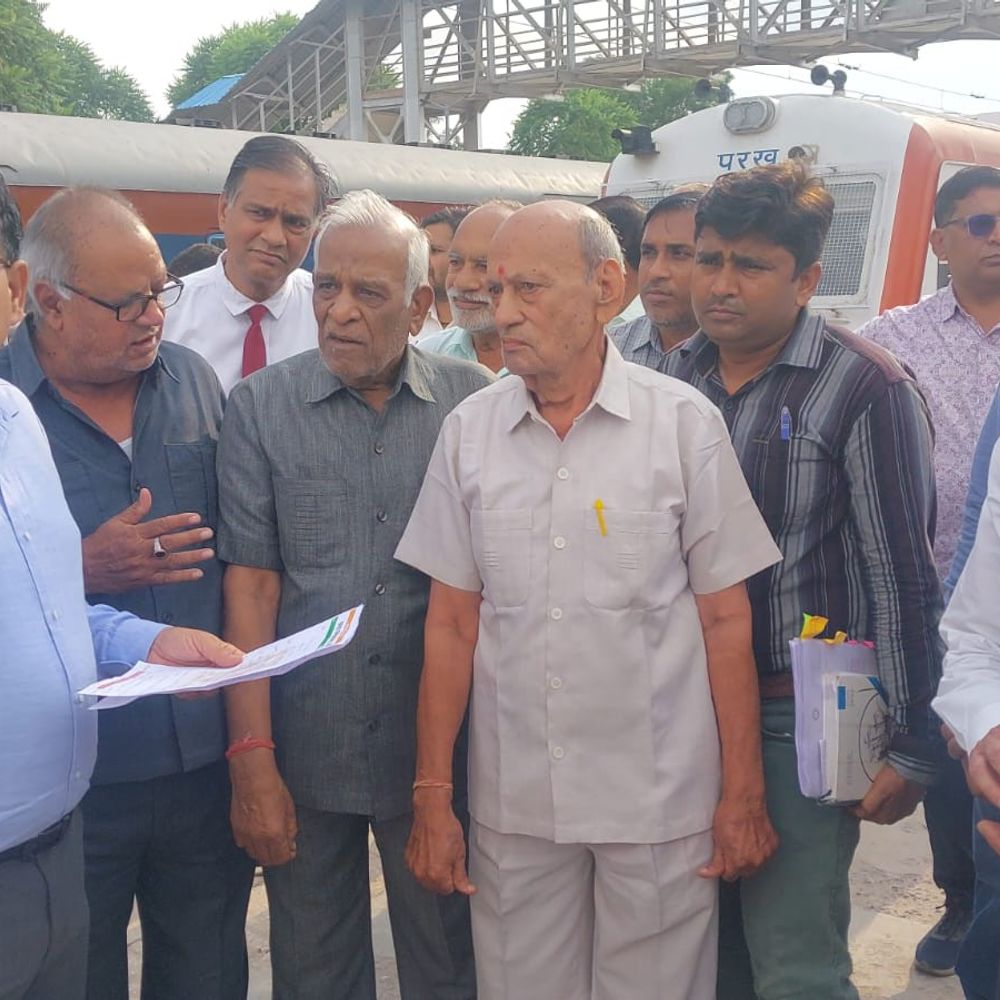 चूरू स्टेशन का एडीआरएम ने किया निरीक्षण:रनिंग रूम में लोको पायलटों और गार्ड से सुरक्षा पर बात की; मांगों को लेकर ज्ञापन सौंपा