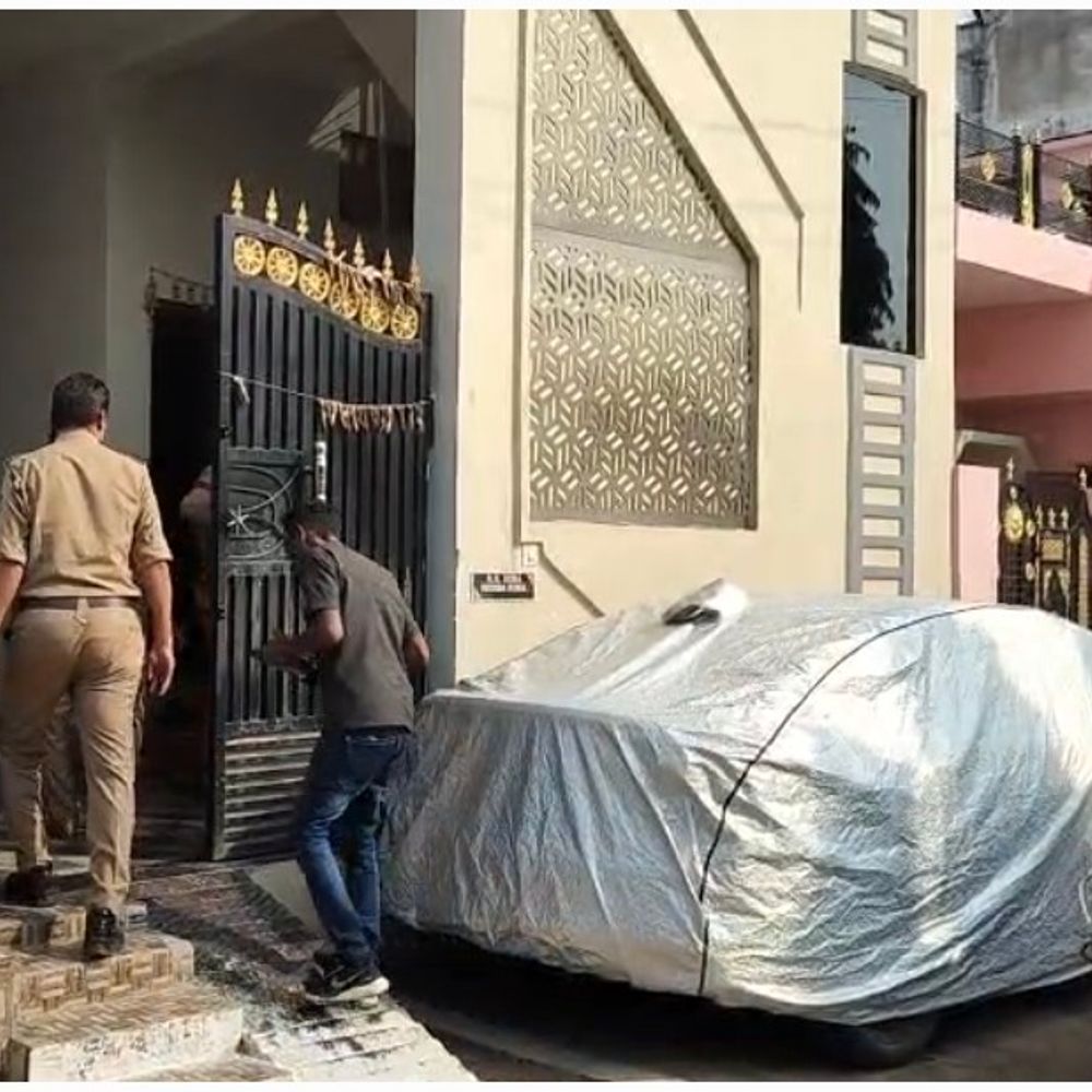 कटनी में दिन में घर से 10 लाख की चोरी:कन्या भोज के बाद परिवार प्रसाद चढ़ाने मंदिर गया था, एक घंटे बाद ताल टूटे मिले