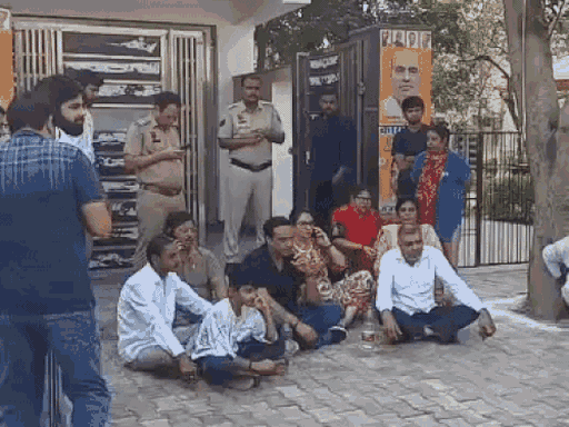 हरियाणा में बिजली गुल, हाथों में बाल्टियां लेकर प्रदर्शन:पानीपत थर्मल पावर प्लांट की यूनिट बंद; दुकानदार बोले- दूध, दही खराब; ऑर्डर कैंसिल किए