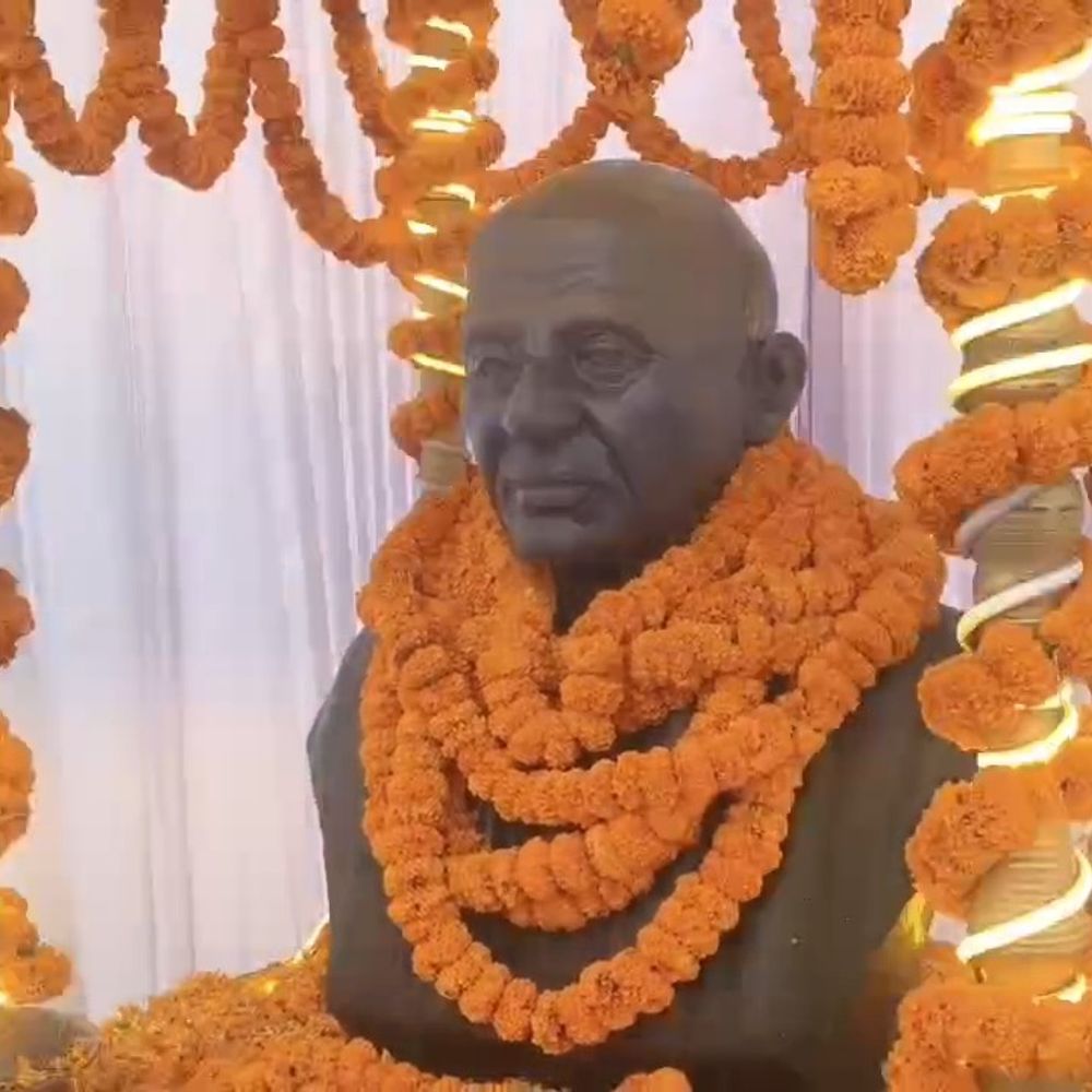 जमा खान ने पटेल जयंती कार्यक्रम का किया उद्घाटन:भभुआ के पटेल चौक पर दीप जलाया, हजारों लोग हुए शामिल