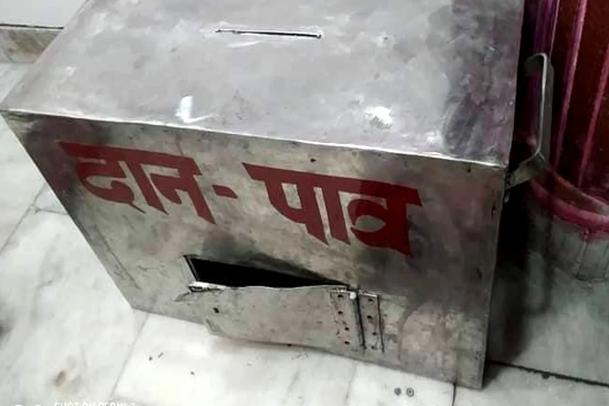 लखनऊ के मंदिर में दिनदहाड़े चोरी, श्रद्धालु बनकर आई महिला देवी के गहने लेकर फरार, CCTV में कैद हुई वारदात