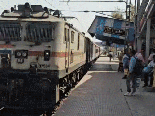 झारखंड में दिवाली-छठ पर ट्रेनों में ‘नो रूम’:कोडरमा रूट पर सीटों का संकट, दिल्ली-मुंबई से घर लौटने वालों की बढ़ी मुश्किलें