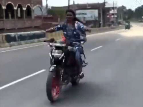 NH-20 पर लड़की का खतरनाक स्टंट, VIDEO:बाइक पर ‘BR27’ नंबर लिखा, थाना प्रभारी बोले-‘नियम तोड़ने वालों पर होगी कार्रवाई’