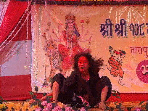 पाकुड़ में नवमी पर पंडालों में उमड़ी भीड़:धुनुची नृत्य और भजनों ने बांधा समां; नृत्य प्रतियोगिता में कलाकारों ने दिखाया हुनर