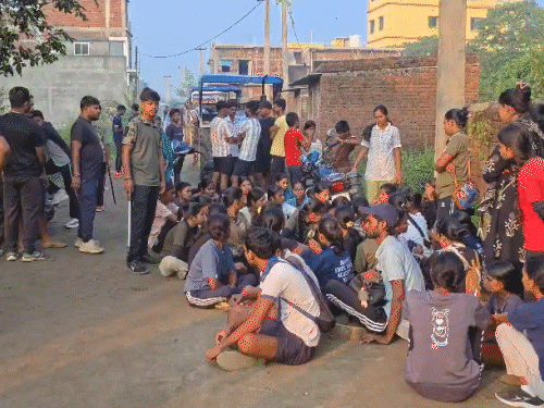 बालू लदे वाहन की चपेट में आईं 2 छात्राएं:गिरिडीह में गुस्साए छात्रों ने 5-6 गाड़ियां रोकीं, इलाज और मुआवजे की मांग