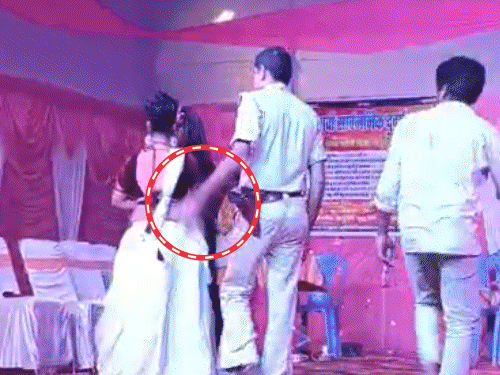 ‘कार्यक्रम में कोई अश्लीलता नहीं फैलाई जा रही थी’:डांसर नैना का छलका दर्द, बोली- कलाकारों को दोष देना आसान है; मंच पर दरोगा ने जड़ा था थप्पड़