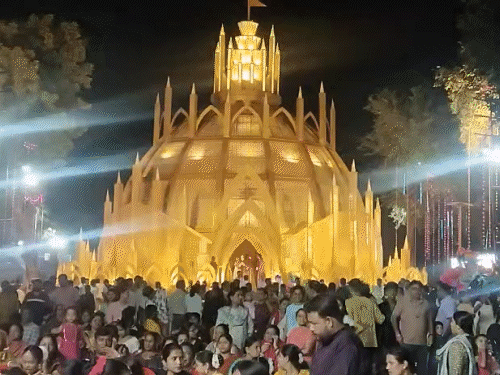जमशेदपुर में दुर्गा पूजा की धूम, खुले पंडालों के पट:मां दुर्गा के दर्शन को उमड़ रहे श्रद्धालु, शहर में उत्सव का माहौल; सुरक्षा के पुख्ता इंतजाम