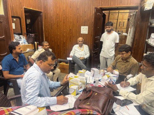 फार्मा कंपनी में एक्सपायरी दवाएं और शराब मिली, 3 गिरफ्तार:11.15 वर्गमीटर की लाइसेंस पर 4 कमरों में रखीं थी दवाएं, छापेमारी के बाद सील