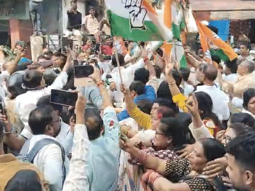 जमशेदपुर में कांग्रेस ऑफिस बना रणक्षेत्र:JNU मामले में आपस में भिड़े बीजेपी-कांग्रेस कार्यकर्ता, लाठी-पत्थर चले, एक कार्यकर्ता घायल