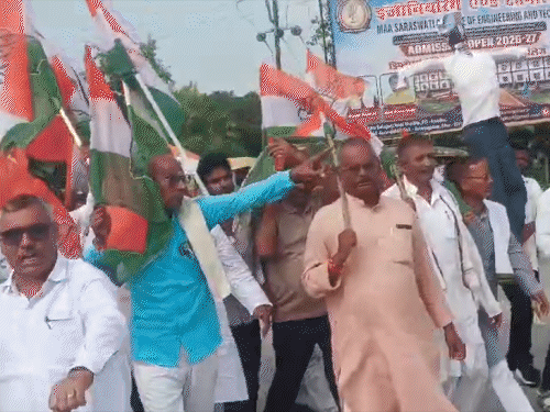 औरंगाबाद में एसआईआर के विरोध में कांग्रेस का आक्रोश मार्च:मुख्य चुनाव आयुक्त का पुतला दहन, केंद्र सरकार-चुनाव आयोग के खिलाफ नारेबाजी