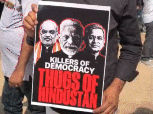 ‘समोसा जाएगा तेल में, ज्ञानू को भेजो जेल में’:’मोदी-ज्ञानू दो भाई-दोनों तबाही’ पोस्टर्स के साथ नारेबाजी; तस्वीरों में देखिए पटना में छात्र प्रदर्शन