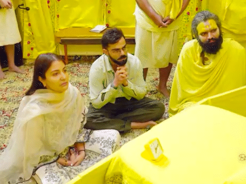 कोहली ने फलाहारी महाराज के दावे को खारिज किया:कहा- आस्था के कारण प्रेमानंद के दर्शन करते हैं; दावा था- ₹5 करोड़ देकर बुलाया गया था