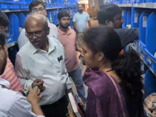 ब्लिंकिट वेयरहाउस में 2.14Cr के सामान की बिक्री पर रोक:पटना- 49.5 लीटर एक्सपायरी दूध नष्ट कराया; यो चाइना रेस्टोरेंट में कीड़े लगा मैदा मिला