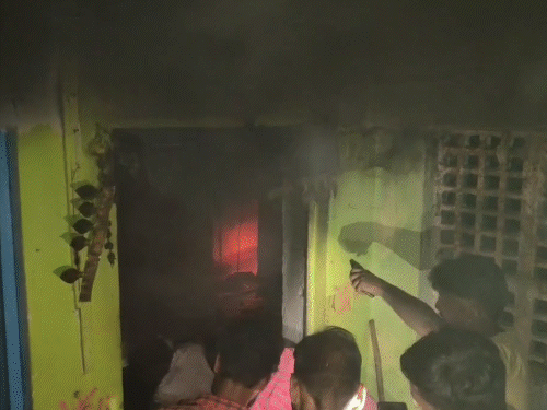 धनबाद के तिलाटांड़ में शिक्षिका के क्वार्टर में आगजनी:शॉर्ट सर्किट से आग लगने की आशंका, घर में रखा सामान जलकर खाक