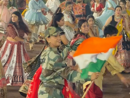 गरबा REELS:महिला ने हाथों में थामा तिरंगा, एक तरफ आर्मी की यूनिफॉर्म और दूसरी तरफ साड़ी पहनी