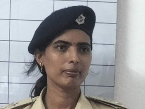 पुष्पा ने शराब के चलते पति को छोड़ा:फिर शराब माफियाओं से कैसा संबंध; जानिए SI पुष्पा के पिता ने क्या-क्या कहा