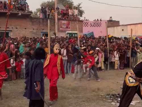 बक्सर में दशहरे के 5 दिन बाद हुआ रावण दहन:250 साल पुरानी परंपरा; हिंदू-मुस्लिम मिलकर कराते हैं रामलीला, देखने पहुंचे हजारों लोग