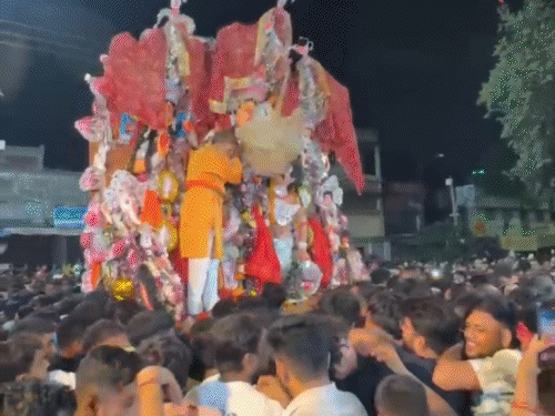 गिरिडीह में बड़की मैया-छोटकी मैया की विदाई:कंधे पर प्रतिमा लेकर नगर भ्रमण, नम आंखों से भक्तों ने कहा- अगले बरस फिर आना